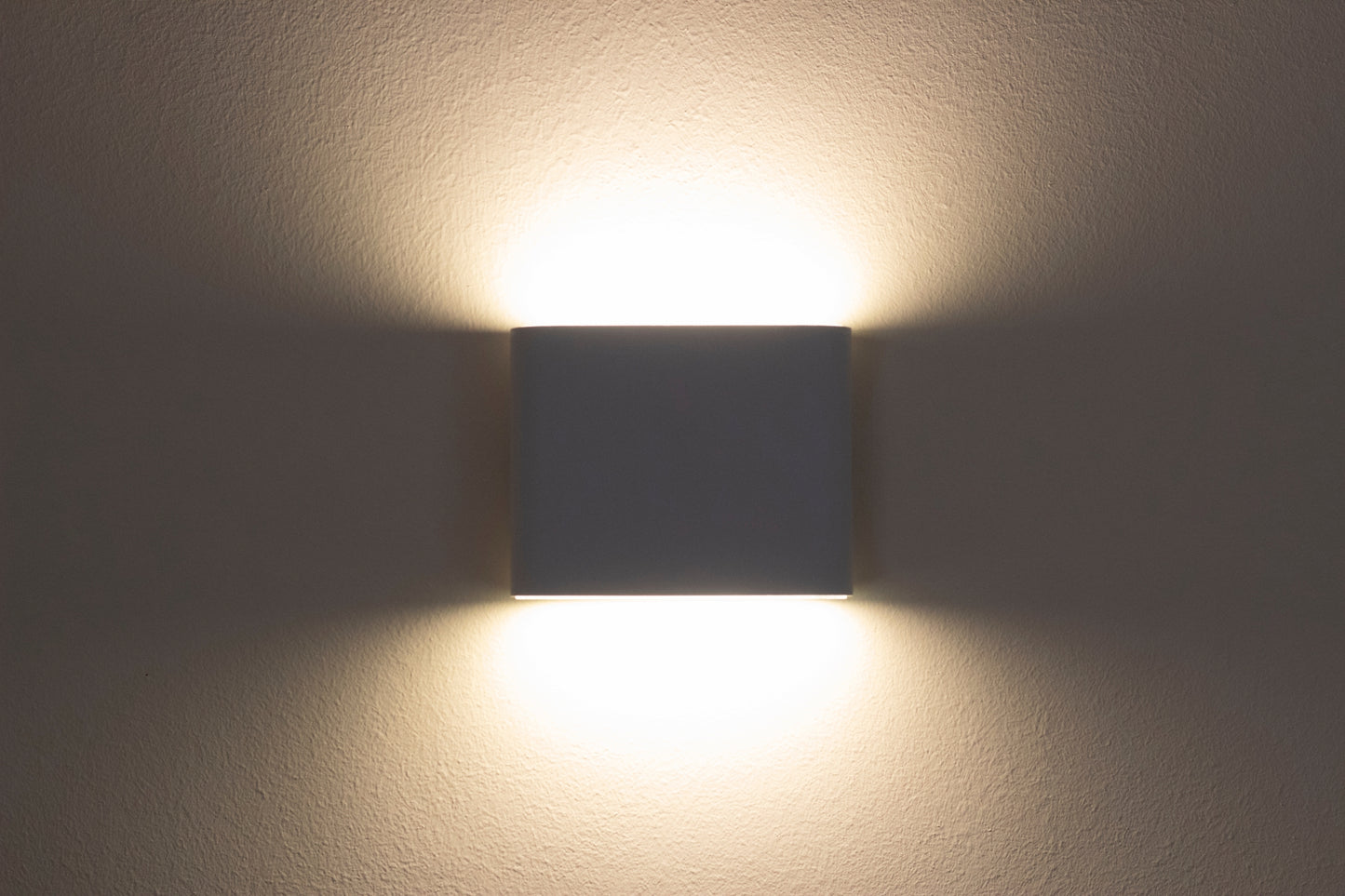 Wandleuchten - Akku-/Wandleuchte "CUBE" magnetisch L/B: 10cm weiß, Wandlampe im Modern Style, ausMetall in weiß, 8 cm hoch, Maße 10 x 10 cm, inkl. LED  Akkubetrieb  Bewegungsmelder  Kippschalter  USB Typ C
