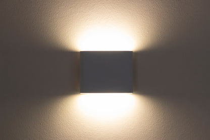 Wandleuchten - Akku-/Wandleuchte "CUBE" magnetisch L/B: 10cm weiß, Wandlampe im Modern Style, ausMetall in weiß, 8 cm hoch, Maße 10 x 10 cm, inkl. LED  Akkubetrieb  Bewegungsmelder  Kippschalter  USB Typ C