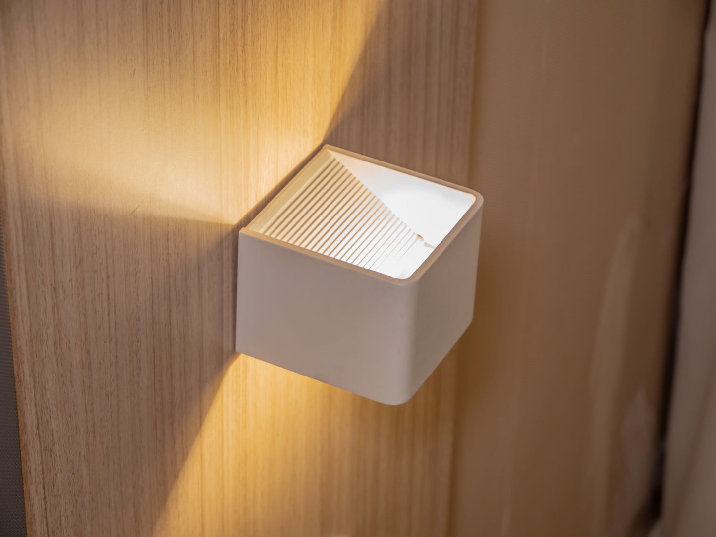Wandleuchten - Akku-/Wandleuchte "CUBE" magnetisch L/B: 10cm weiß, Wandlampe im Modern Style, ausMetall in weiß, 8 cm hoch, Maße 10 x 10 cm, inkl. LED  Akkubetrieb  Bewegungsmelder  Kippschalter  USB Typ C
