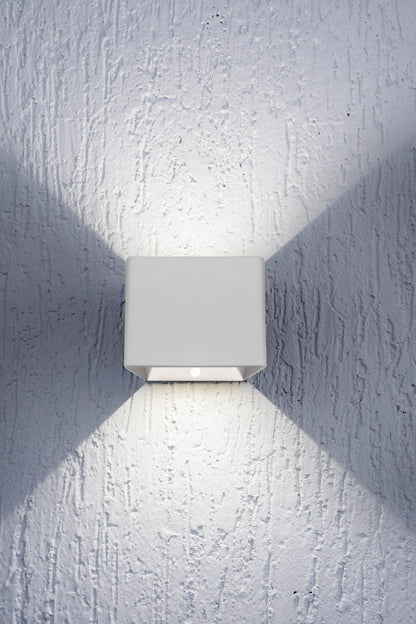 Wandleuchten - Akku-/Wandleuchte "CUBE" magnetisch L/B: 10cm weiß, Wandlampe im Modern Style, ausMetall in weiß, 8 cm hoch, Maße 10 x 10 cm, inkl. LED  Akkubetrieb  Bewegungsmelder  Kippschalter  USB Typ C