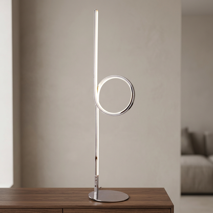 LED-Tischleuchte LOOP mit Chromgestell und kreisförmiger Lichtschleife auf einer dunklen Konsole