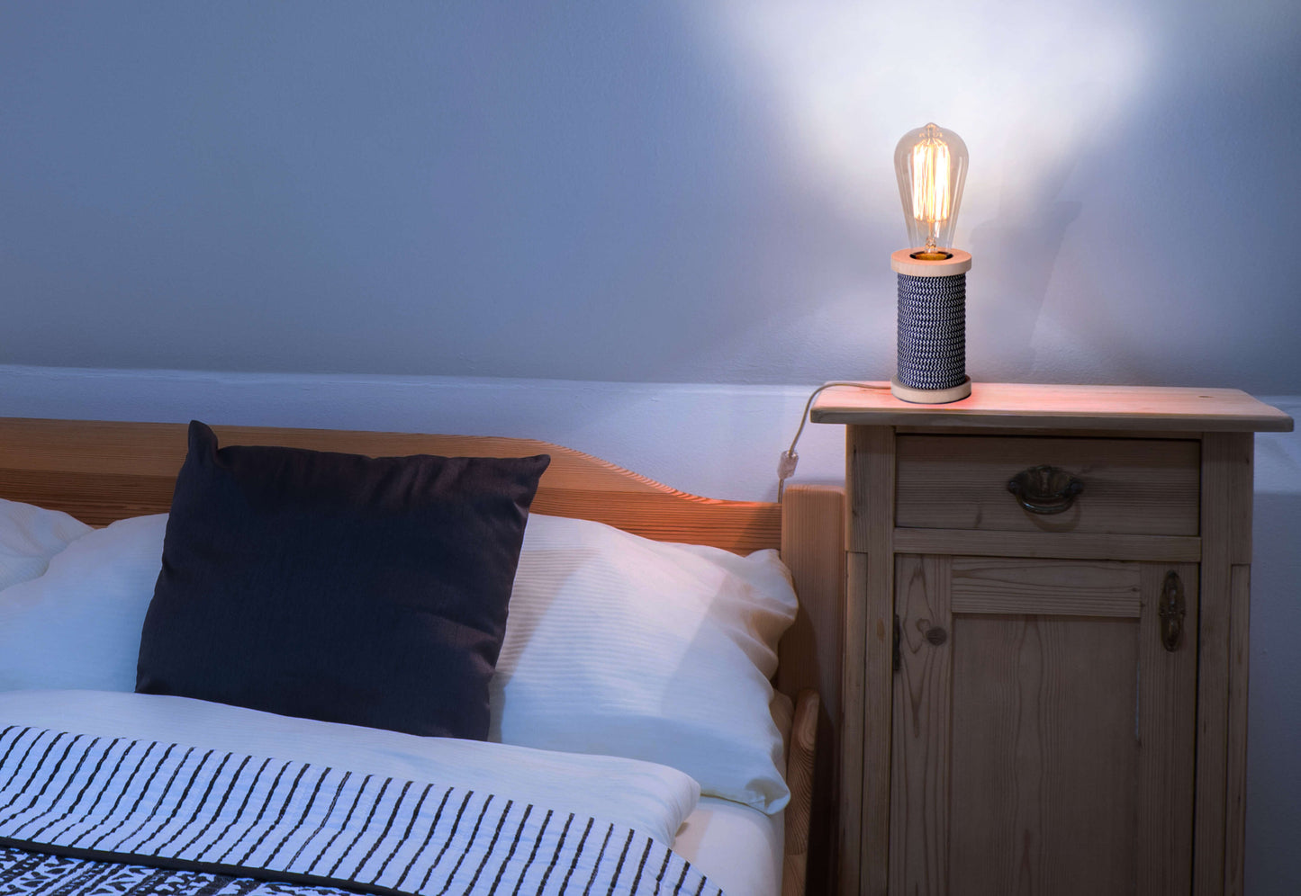 Tischleuchten - LED Tischleuchte "MAX" incl. Leuchtmittel schwarz/weiß h: 12cm, Tischlampe im Industrial Style, aus Metall und Naturmaterialien in schwarz, 12 cm hoch, Ø 7 cm, E27-Fassung  Schnurschalter