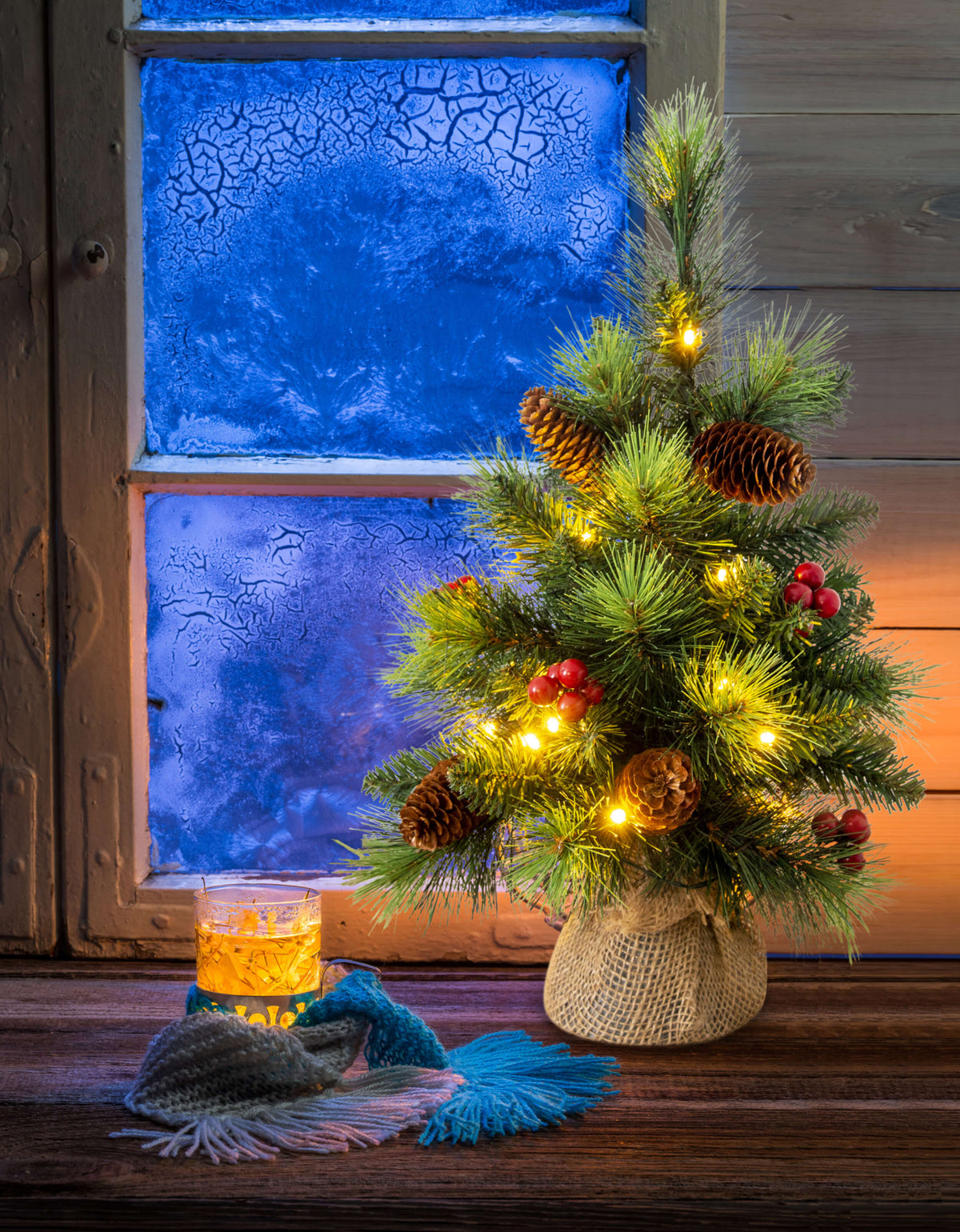 LED Weihnachtsbaum mit Beeren + Tannenzapfen H: 45cm